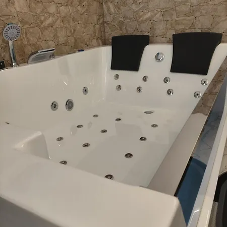 Valaoritou Luxury Jacuzzi By Dimcol 3 * 塞萨洛尼基